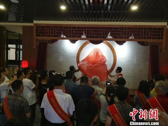 為董子石像揭幕。　王鵬 攝