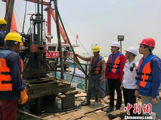 圖為勘察設(shè)計(jì)人員與常熟海事局執(zhí)法船在現(xiàn)場(chǎng)配合鉆探施工。　魏震 攝