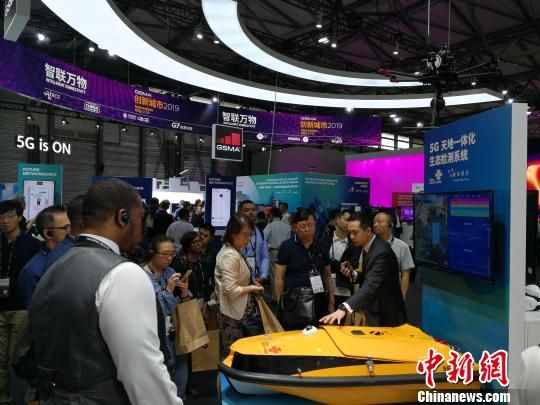 圖為現(xiàn)場人員講解5G“天地一體化”生態(tài)檢測系統(tǒng)?！∪伟厮?攝