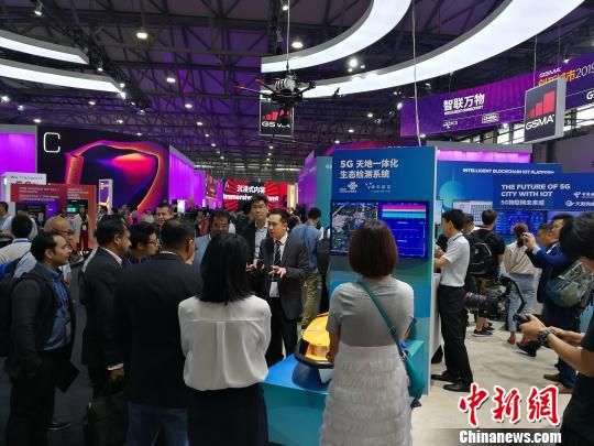 雄安新區(qū)展臺吸引不少眾多觀眾駐足關(guān)注?！∪伟厮?攝