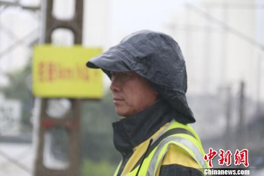 蘭州西工務段蘭州線路車間防護員雨中巡查?！⊥豕廨x 攝