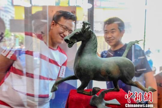 甘肅省博物館將榮登《國(guó)家寶藏》的文物銅奔馬和人頭形器口彩陶瓶搬到了絲路如意餐廳，讓顧客在餐廳內(nèi)就能近距離的和文物面對(duì)面?！＄娦?攝