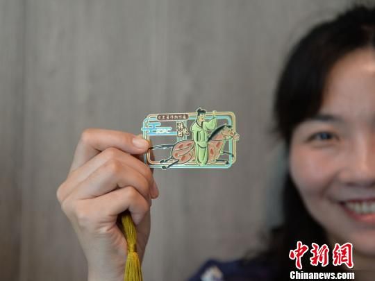 絲路主題餐廳內(nèi)推出的文創(chuàng)產(chǎn)品?！＄娦?攝