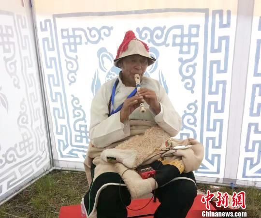 圖為瑪曲縣非遺彈唱藝術(shù)。　鐘欣 攝