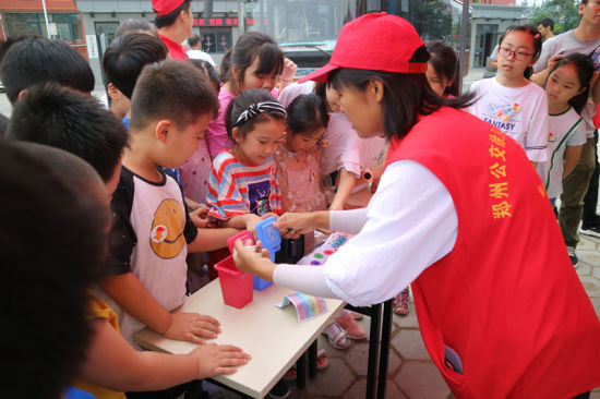 志愿者教小朋友們垃圾分類的相關知識。連柏梁 攝