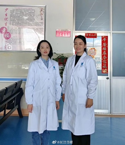 “有醫(yī)生嗎？有人暈倒了！”武漢協(xié)和醫(yī)院援藏醫(yī)療隊(duì)員聽到呼救就沖了上去