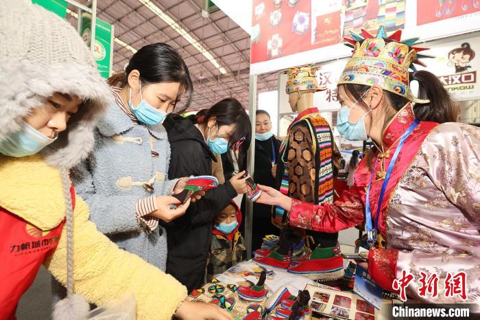 西藏瓊結(jié)赴襄陽參加漢江流域農(nóng)業(yè)博覽會，農(nóng)特產(chǎn)品受青睞(資料圖) 湖北省援藏辦供圖