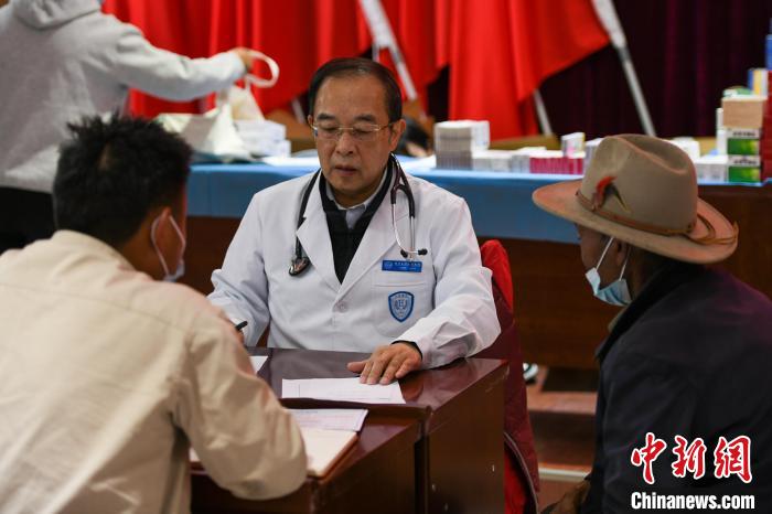 北京大學(xué)人民醫(yī)院心臟中心副主任、博士生導(dǎo)師王偉民為農(nóng)牧民問診?！〗w波 攝