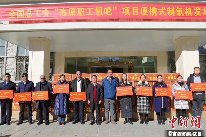 圖為發(fā)放儀式現(xiàn)場(chǎng)?！⊥趵?攝