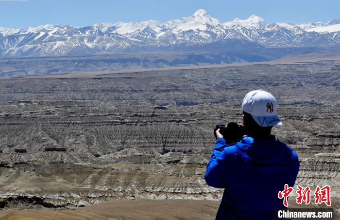 4月5日，游客在觀景臺(tái)拍攝札達(dá)土林?！±盍?攝