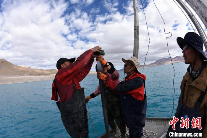 科考隊員在湖泊鉆探平臺上包裝采集的巖芯樣品。　<a target='_blank' ><p  align=