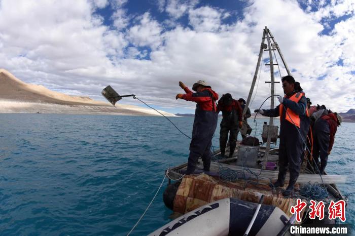 科考隊員在湖泊鉆探平臺上拋固定平臺的錨。　<a target='_blank' ><p  align=