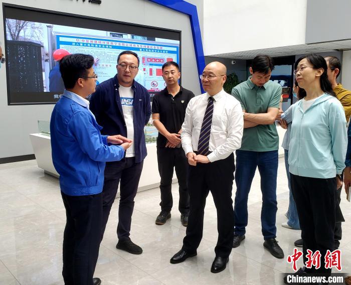 圖為全國(guó)政協(xié)委員、農(nóng)工黨青海省委主委王昆(中)在企業(yè)調(diào)研?！」鶟M(mǎn)福 供圖