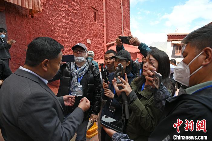 圖為中外媒體采訪(fǎng)布達(dá)拉宮管理處相關(guān)負(fù)責(zé)人。　趙朗 攝