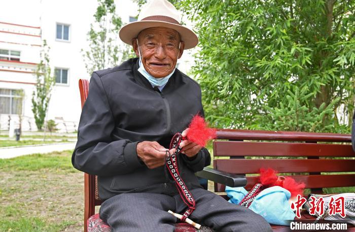 圖為曲松縣特困人員集中供養(yǎng)中心老人在做傳統(tǒng)手工編織?！≮w朗 攝