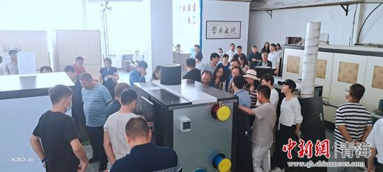 圖為行業(yè)內(nèi)人員進行項目參觀。 活動主辦方供圖