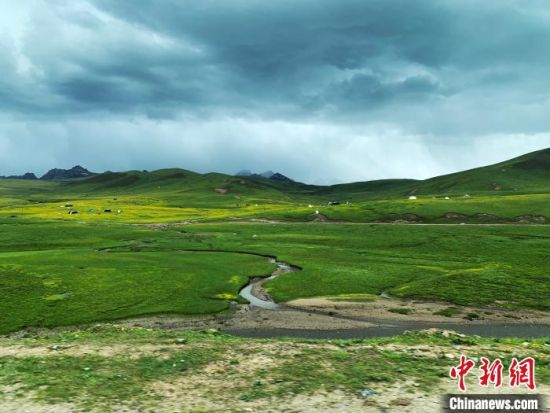 自2005年啟動三江源生態(tài)保護和建設工程以來，果洛州共治理黑土灘315.11萬畝，使果洛州生態(tài)環(huán)境15年來得到明顯好轉?！O睿 攝