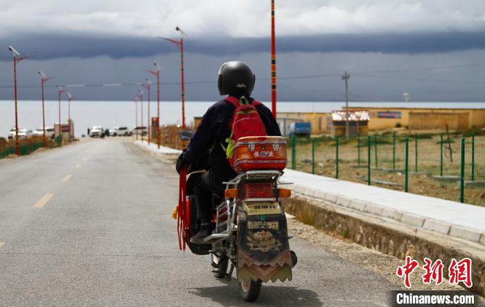 圖為白瑪從家中前往湖邊巡邏?！≮w朗 攝