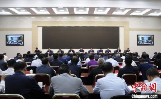 圖為青海省生態(tài)環(huán)境保護(hù)警示教育大會(huì)現(xiàn)場?！?zhí)砀！z 　　