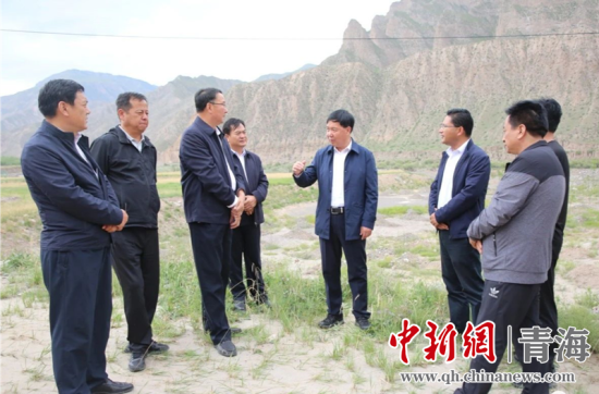 圖為黃南州有關(guān)領(lǐng)導(dǎo)現(xiàn)場踏勘、督導(dǎo)生態(tài)環(huán)保責(zé)任落實(shí)情況現(xiàn)場。黃宣攝