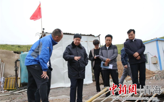 圖為黃南州有關領導現(xiàn)場踏勘、督導生態(tài)環(huán)保責任落實情況現(xiàn)場。黃宣攝