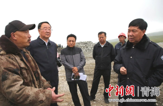 圖為黃南州有關領導現(xiàn)場踏勘、督導生態(tài)環(huán)保責任落實情況現(xiàn)場。黃宣攝