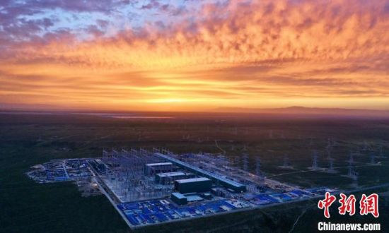 圖為朝霞下的青南換流站?！W(wǎng)青海檢修公司供圖 　　