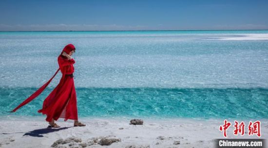 圖為地處柴達(dá)木盆地的東臺(tái)吉乃爾湖?！∧獑⒚鳌z