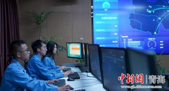 圖為國網(wǎng)青海電力大數(shù)據(jù)中心工作人員正在監(jiān)控綠電相關數(shù)據(jù)。王國棟攝