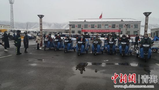 圖為環(huán)衛(wèi)設(shè)施集中發(fā)放儀式現(xiàn)場(chǎng)。甘恩超 攝