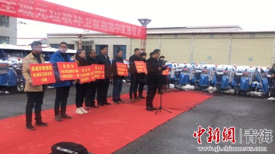 圖為環(huán)衛(wèi)設(shè)施集中發(fā)放儀式現(xiàn)場(chǎng)。甘恩超 攝