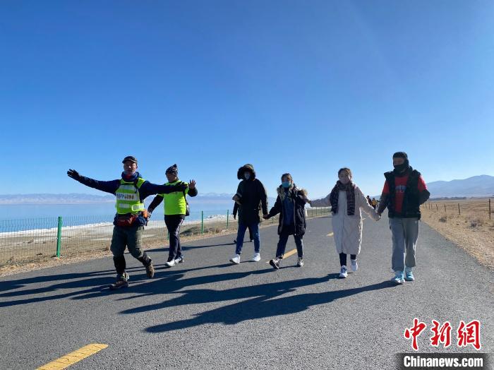 圖為徒步現(xiàn)場?！±罱瓕?攝