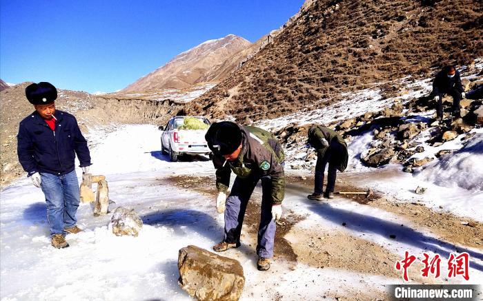 圖為管護(hù)員清理山體落石。受訪者供圖