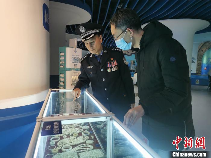 圖為森林警察為游客講解查獲這些象牙制品過(guò)程中發(fā)生的真實(shí)故事?！∥乃碱?攝