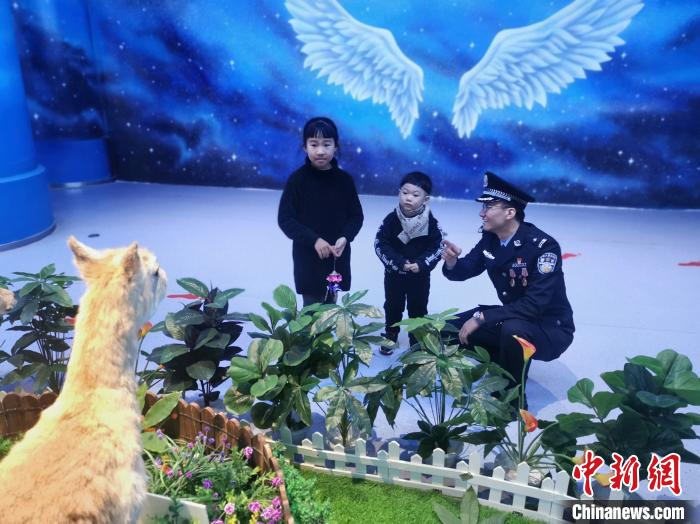 圖為森林警察為小朋友科普野生動(dòng)物保護(hù)知識(shí)?！∥乃碱?攝