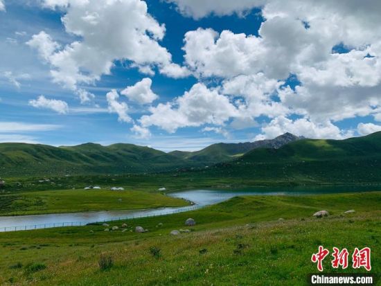 圖為果洛州境內(nèi)的年保玉則。（資料圖）　孫?！z