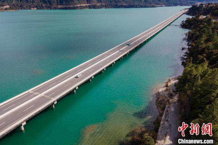 資料圖為西藏拉薩至林芝高等級(jí)公路多布湖風(fēng)光。　江飛波 攝