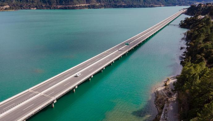 資料圖為西藏拉薩至林芝高等級公路多布湖風光?！〗w波 攝