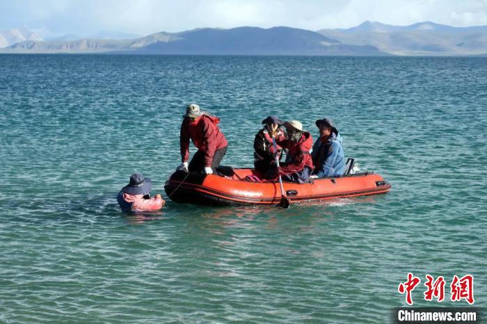 科考隊(duì)員乘充氣快艇考察扎日南木錯(cuò)歸來(lái)?！?lt;a target='_blank' ><p  align=