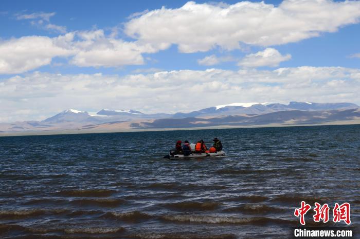 科考隊員向湖心進發(fā)，風(fēng)浪越來越大?！?lt;a target='_blank' ><p  align=