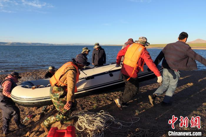 完成達則錯科考任務(wù)，科考隊員抬充氣快艇上岸。　<a target='_blank' ><p  align=