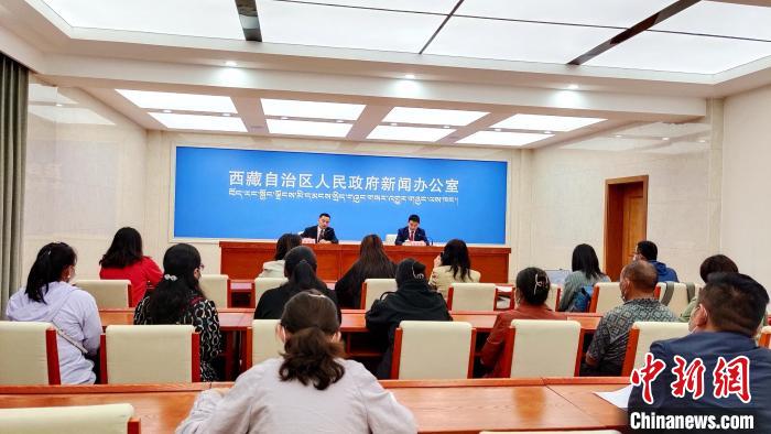 圖為西藏阿里地區(qū)在拉薩召開新聞發(fā)布會(huì)，發(fā)布西藏和平解放70年來阿里地區(qū)經(jīng)濟(jì)社會(huì)發(fā)展成就?！∝暽＠?攝
