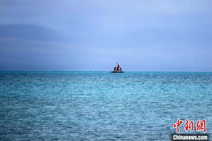 從岸邊營地以長焦鏡頭遠(yuǎn)眺，科考隊員在巴木錯作業(yè)?！?lt;a target='_blank' ><p  align=
