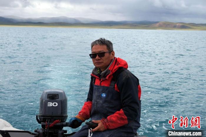 本次科考領(lǐng)隊、中科院青藏高原所侯居峙研究員駕駛充氣快艇?！?lt;a target='_blank' ><p  align=
