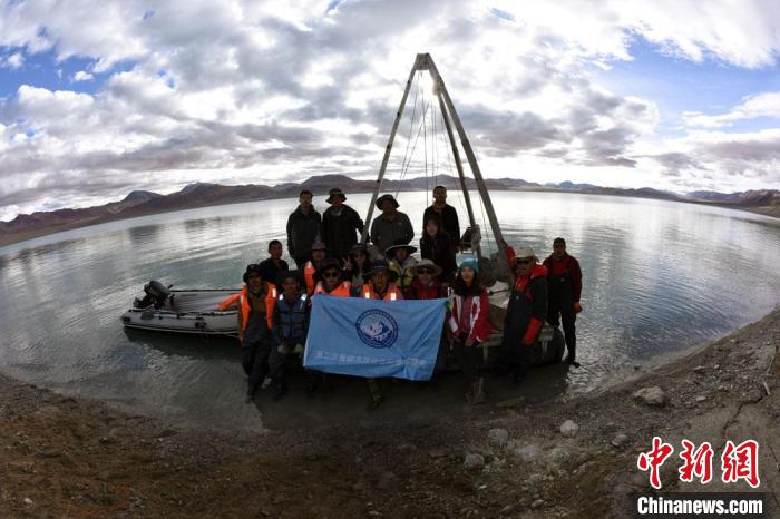 科考隊員在結(jié)則茶卡湖岸邊合影。　<a target='_blank' ><p  align=
