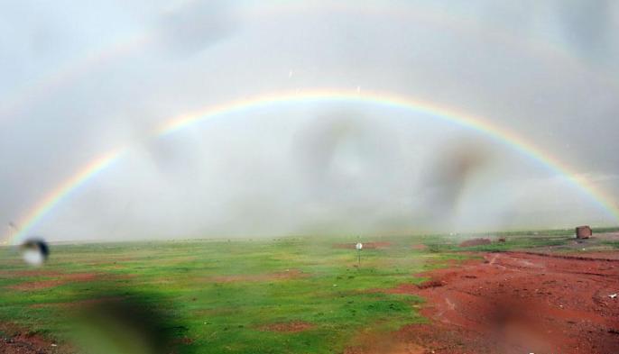 科考隊(duì)員在茲格塘錯(cuò)采樣返程途中，高原風(fēng)雨彩虹送行。　<a target='_blank' ><p  align=