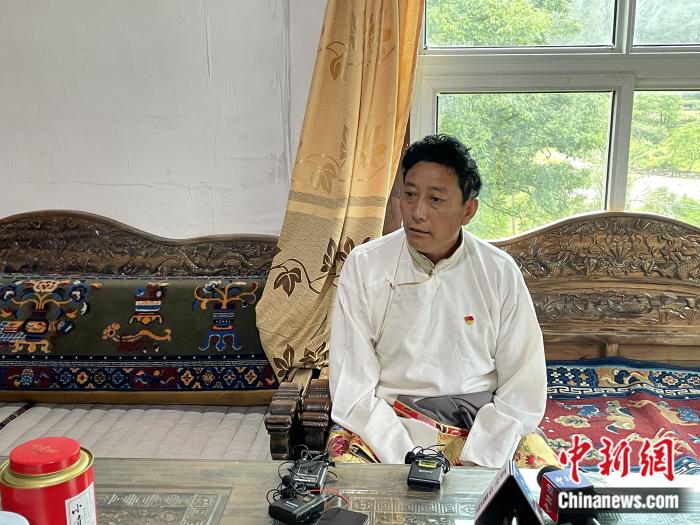 巴卡村黨支部書記、村委會(huì)主任尼瑪次仁。周璟 攝