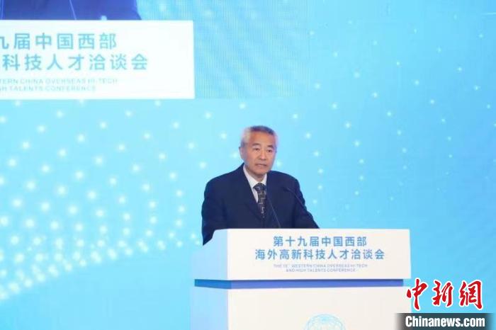 全國(guó)政協(xié)副主席、九三學(xué)社中央常務(wù)副主席邵鴻出席論壇并致辭。　四川省委統(tǒng)戰(zhàn)部供圖