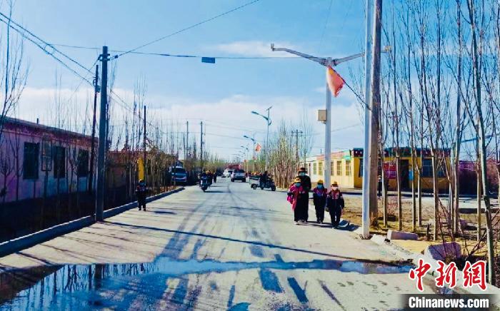 圖為黃河源昆侖社區(qū)馬路的一角?！「駹柲臼形麄鞑?供圖