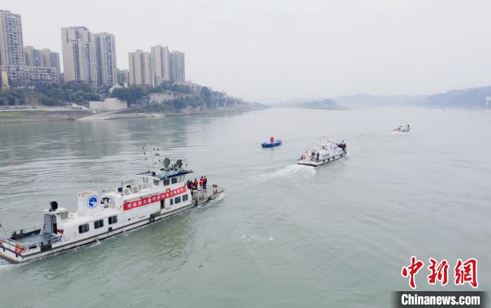 聯(lián)合巡江守護(hù)活動(dòng)現(xiàn)場?！〗部h融媒體中心 攝